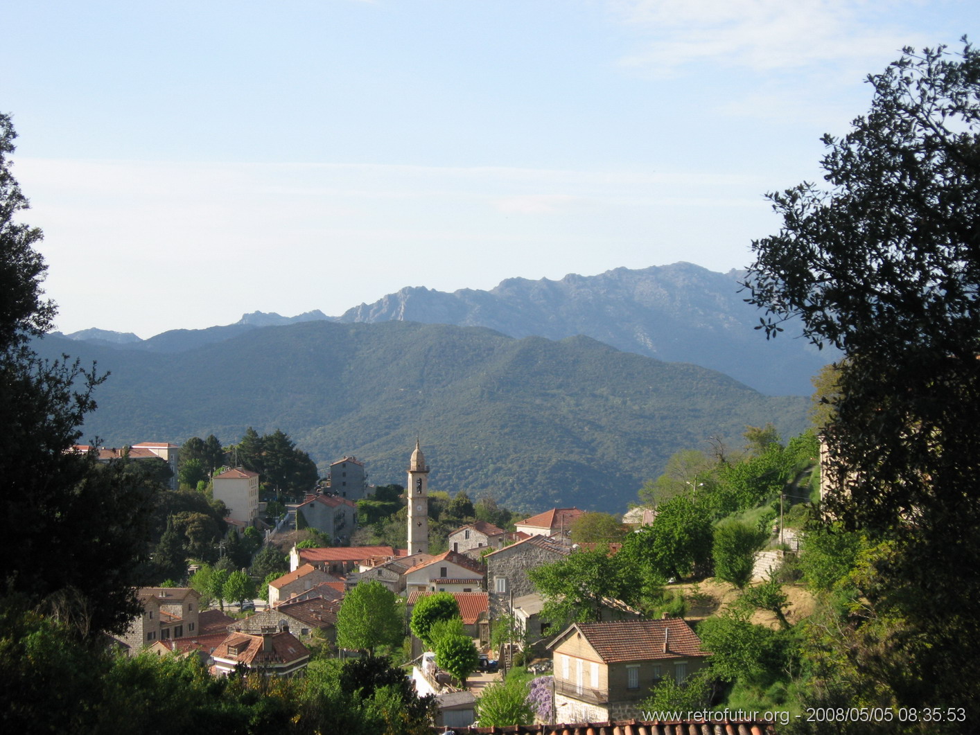 Levie - bavella - Rif.Asinao : Levie. Links etwas im schattigen Hintergrund das Gite
