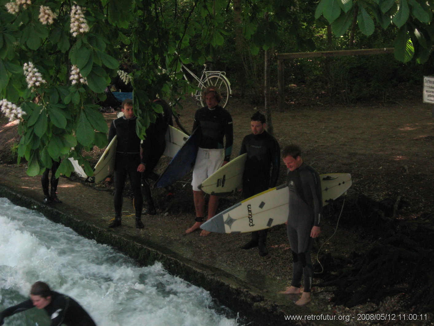 München : Eisbachsurfer wartend