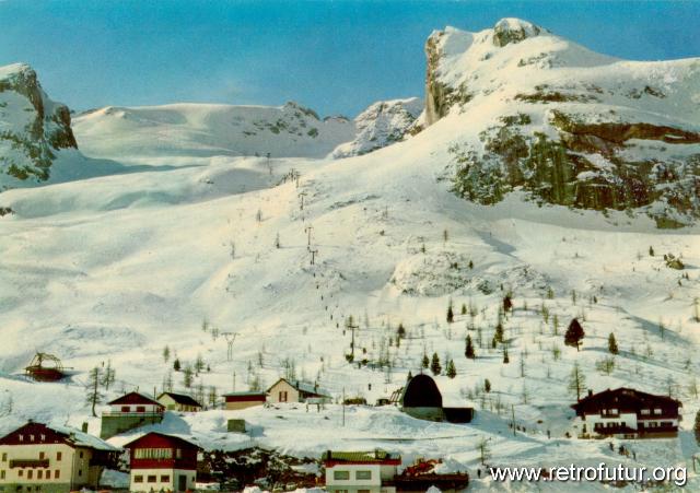 Penia (TN)  / Cestovia  Fedaia - Pian Fiacconi : La cestovia intorno al 1975, come si presenta ancora oggi. A sinistra i resti della stazione valle della seggiovia monoposto chè fu distrutto durante la sua costruzione, poi abandonata.