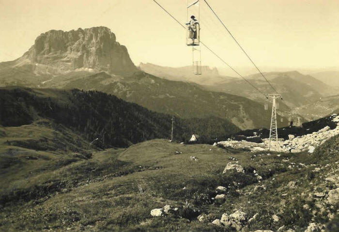 Wolkenstein (BZ)  / Korblifte Dantercepies und Ciampinoi : Gleich ist die Bergstation erreicht