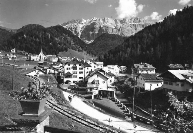 Wolkenstein (BZ)  / Korblifte Dantercepies und Ciampinoi : Wolkenstein mit seiner Grödnerbahn
