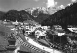 Wolkenstein (BZ)  / Korblifte Dantercepies und Ciampinoi : Wolkenstein mit seiner Grödnerbahn