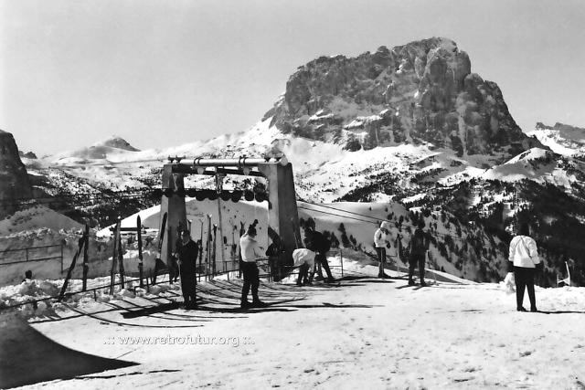 Wolkenstein (BZ)  / Korblifte Dantercepies und Ciampinoi : Portalmasten der Bergstation mit Plattkofel