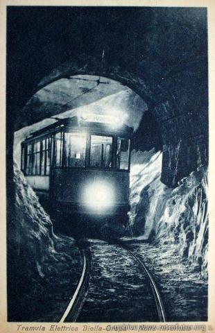 La tramvia Biella - Oropa : Il tram entra nella corta galleria del Girone delle Cave, sottopassando la linea di monte
