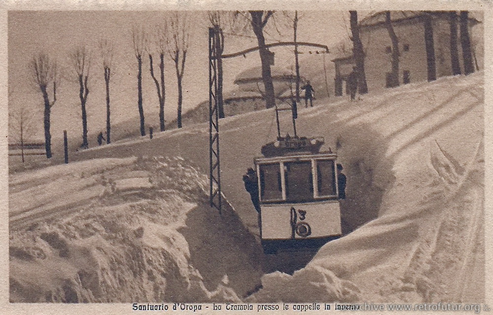 La tramvia Biella - Oropa : Un tram ben caricato passa presso le Cappelle