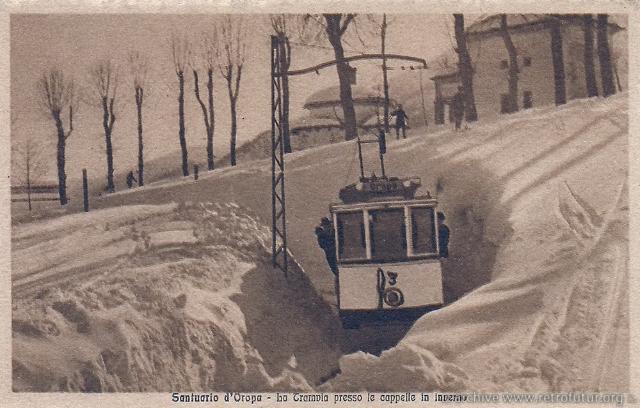 La tramvia Biella - Oropa : Un tram ben caricato passa presso le Cappelle
