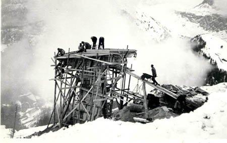 Bau der Stütze (24.06 KByte) Wolkenstein (BZ) / Korblifte Dantercepies und Ciampinoi : Bau der Stütze