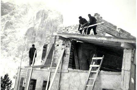 Bau der Bergstation (26.62 KByte) Wolkenstein (BZ) / Korblifte Dantercepies und Ciampinoi : Bau der Bergstation