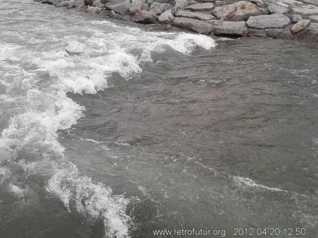 1.  Einleitung und Illustrationen : Blick auf das Gegenwehr und das darüberströmende Wasser. Die sich ausbildende Welle scheint durchaus Surfpotenzial zu bergen ;-)